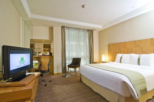 6. Holiday Inn Bangkok_Standard Room